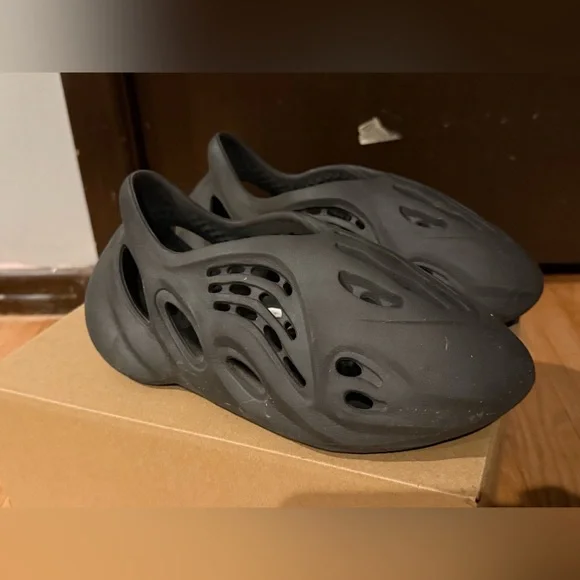 Yeezy Foamrunners - Picture 2 of 9